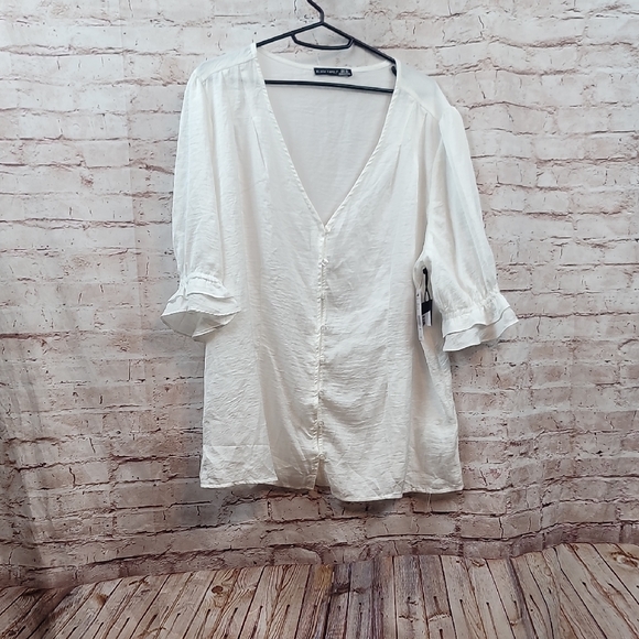 Black Tape_ Tops - black tape white top xl new nwt